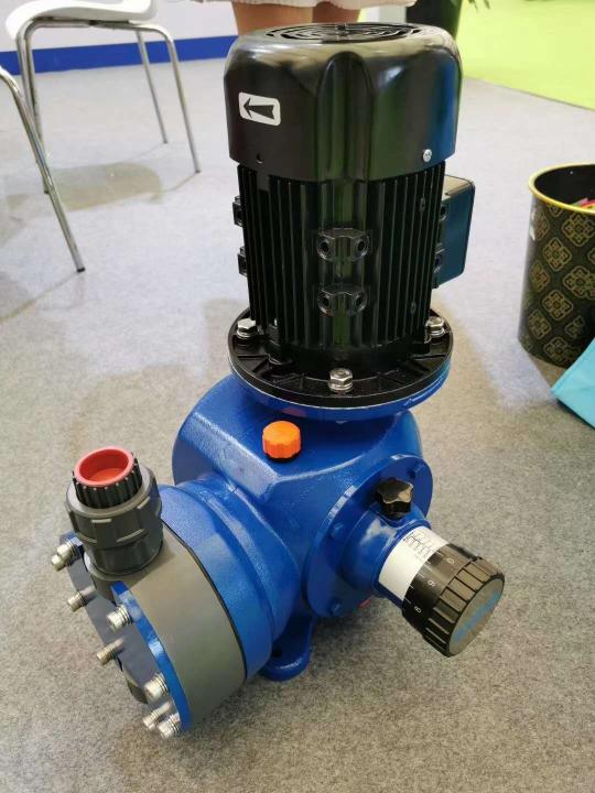 電機驅動計量泵，具有機械隔膜接液端和機械復位裝置。