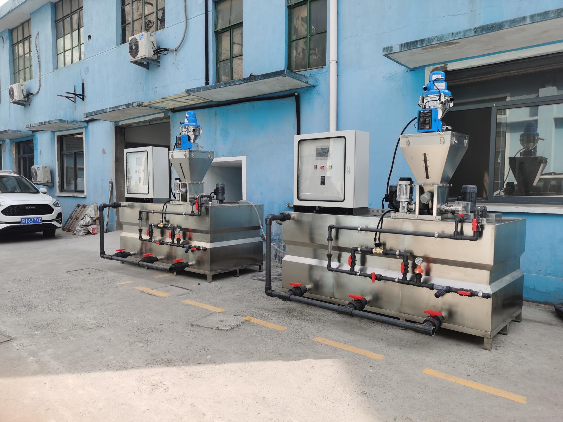 本機(jī)小巧玲瓏，主要由1、電控系統(tǒng)，2、料斗，3、定量干粉投加器，  4、攪拌機(jī)，5、溶液箱，6、排空系統(tǒng)，7、給水系統(tǒng)組成