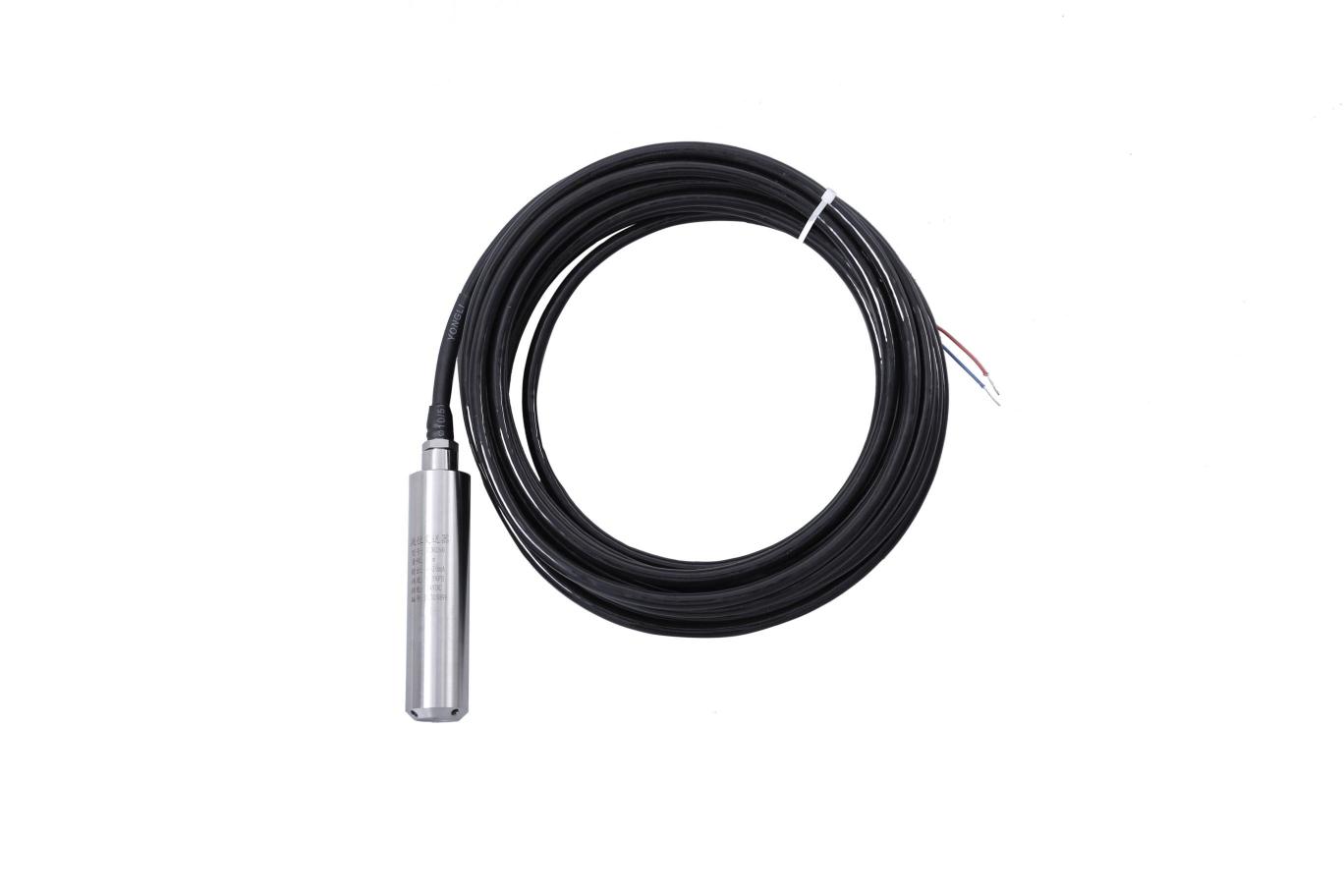 把與液位深度成正比的液體靜態(tài)壓力準(zhǔn)確測量出來，經(jīng)過信號調(diào)理電路轉(zhuǎn)換成標(biāo)準(zhǔn)（電壓或電壓）信號輸出，建立起輸出信號與液位深度的線性對應(yīng)關(guān)系，實現(xiàn)對液體深度的測量。由傳感器、導(dǎo)氣電纜、不銹鋼筒等組成。產(chǎn)品精度高、體積小，直接投入液體中，即可測量出變送器末端到液面的液體高度，使用方便。適用于石油、化工、電廠、城市供水、水文勘探領(lǐng)域的液位測量與控制。